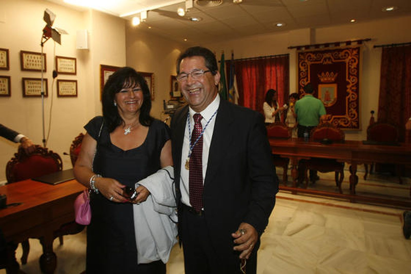 Antonio Peña toma el mando en el Ayuntamiento de Chipiona tras la renuncia de Isabel María Fernández.

Foto: Borja Benjumeda