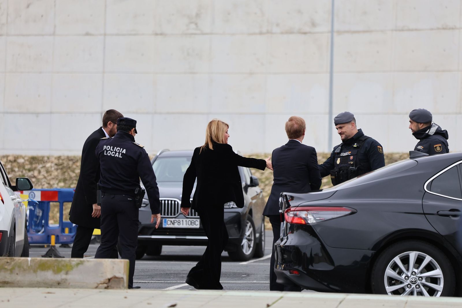 Fotografías de la llegada de Juanma Moreno, Feijóo y todas las autoridades al funeral por las víctimas de Adamuz en Huelva