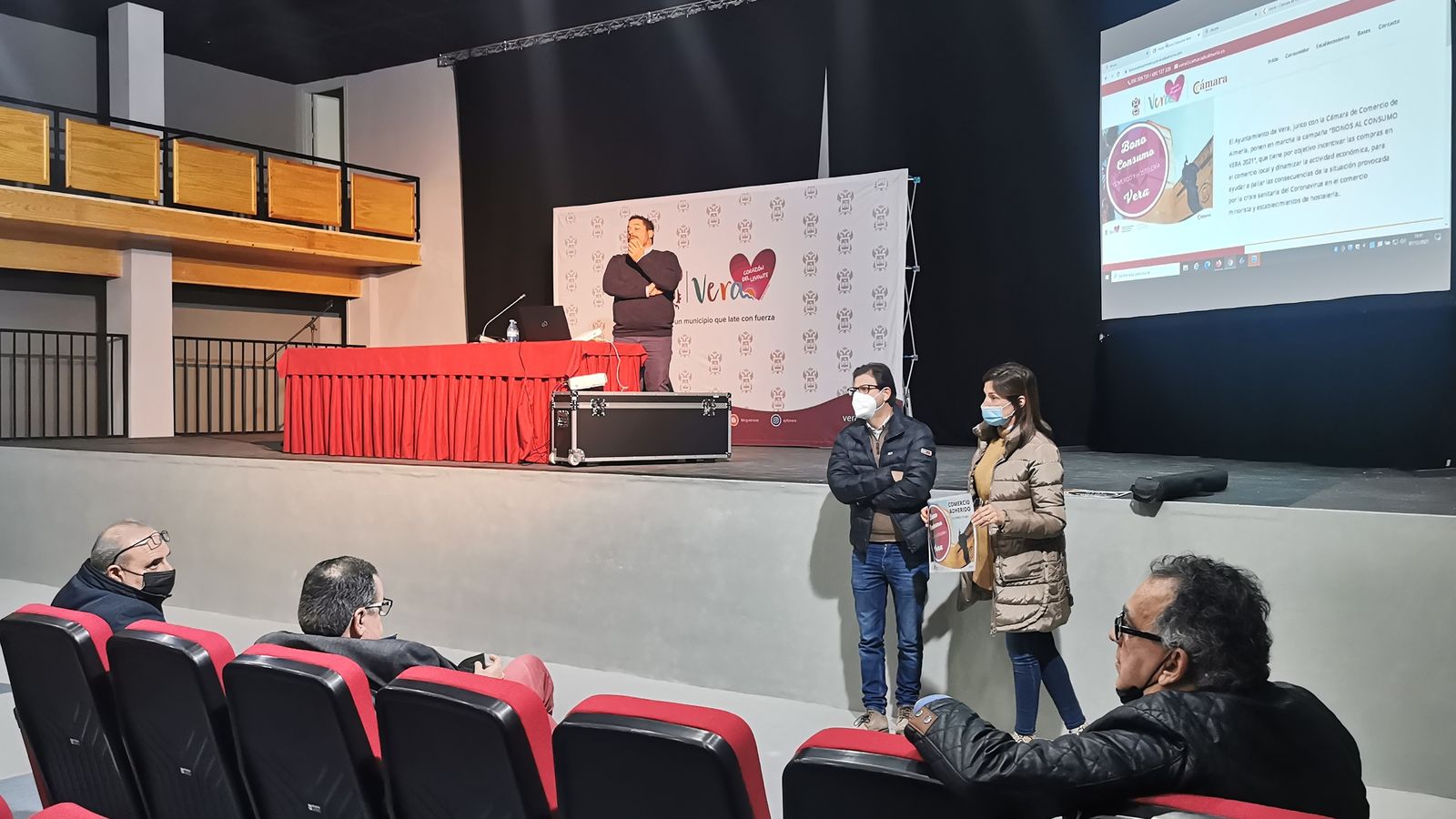 Reunión con los comerciantes de Vera en el Teatro Regio.