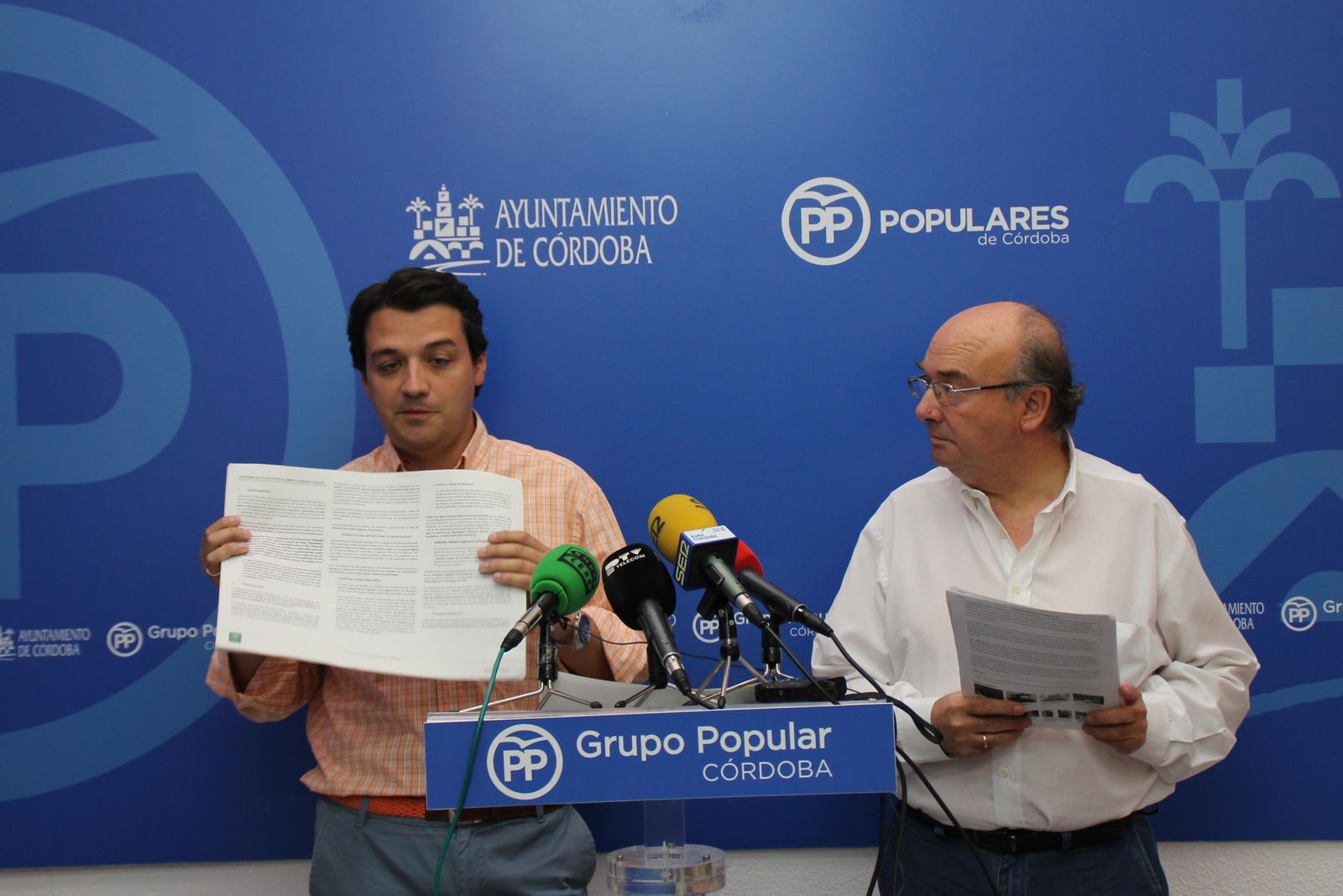 José María Bellido y Luis Martín, en el Ayuntamiento.