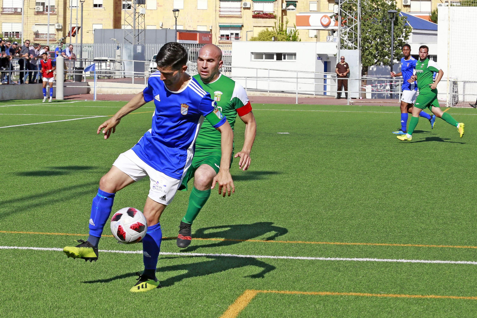 David Narváez controla el balón perseguido por Diego Galiano. David Narváez controla el balón perseguido por Diego Galiano.