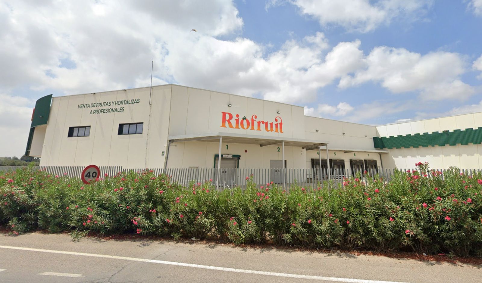 Vista exterior de la nave de la compañía Riofruit, situada junto al nodo multimodal de Majarabique.