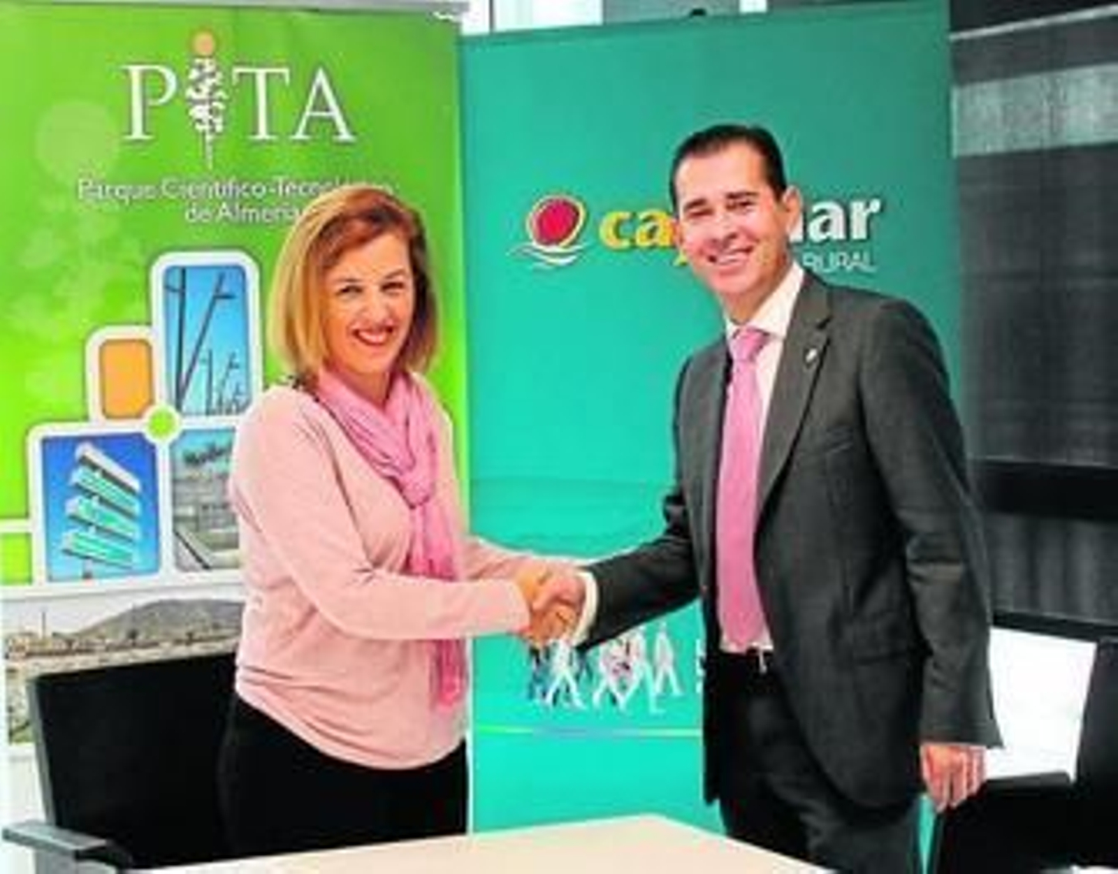 Sonia Ferrer y Jesús Vargas, de Cajamar, en la firma del convenio.