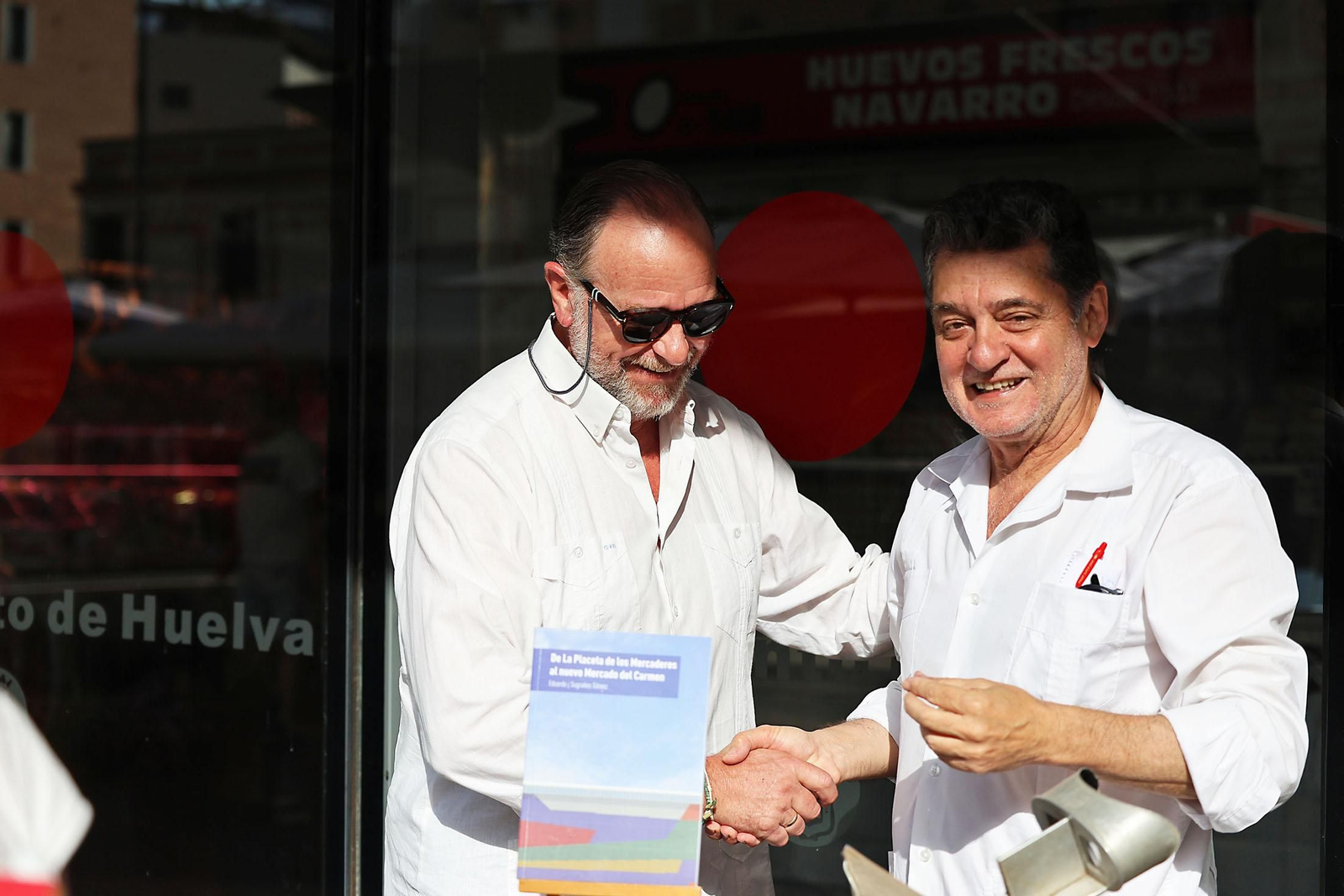 Imágenes de la presentación del libro de  Eduardo J. Sugrañes sobre la evolución de Huelva a través de sus mercados