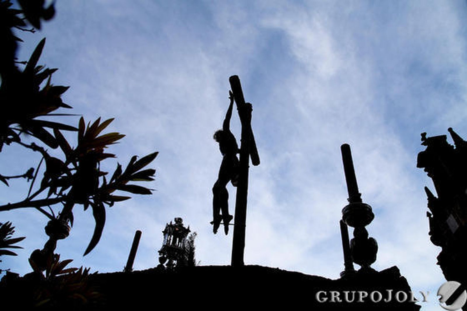 Impresionante estampa a contraluz de la silueta del paso de misterio de la cofradía del Perdón tras salir desde la ermita de Guía.

Foto: Vanesa Lobo