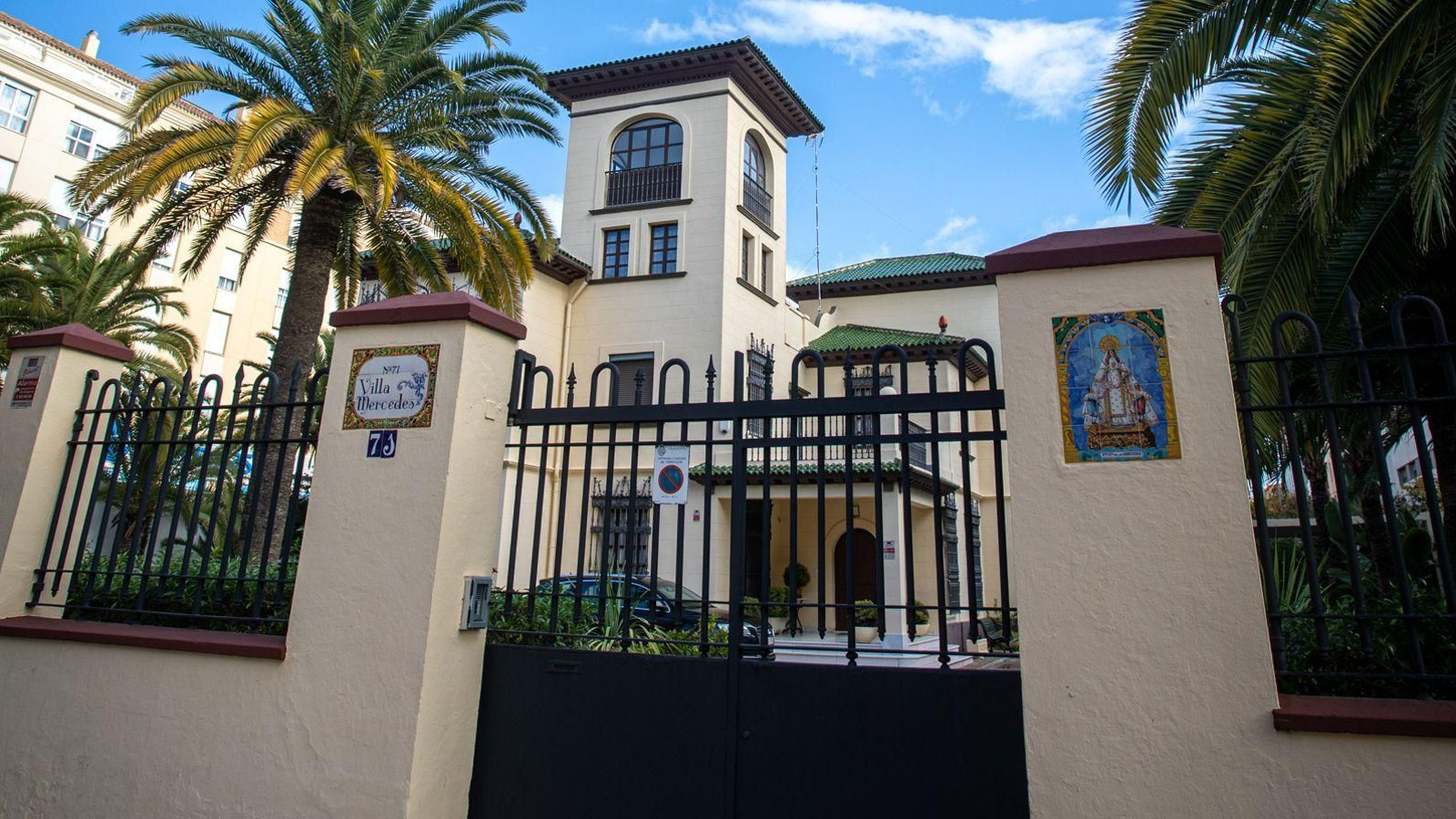 La imponente portada del chalé Villa Mercedes.