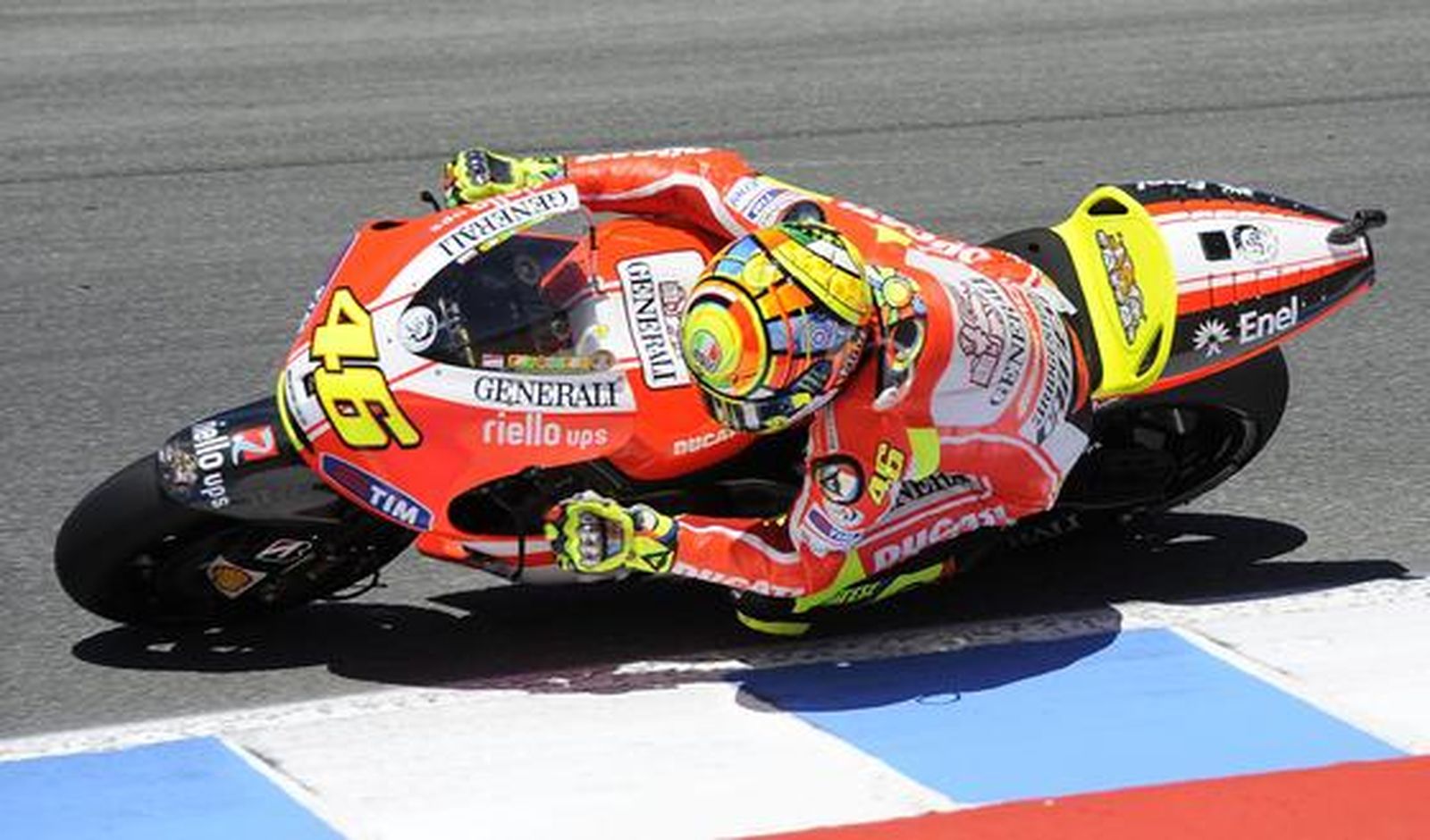 Stoner doblega a Lorenzo y aumenta su ventaja en el mundial

Foto: EFE