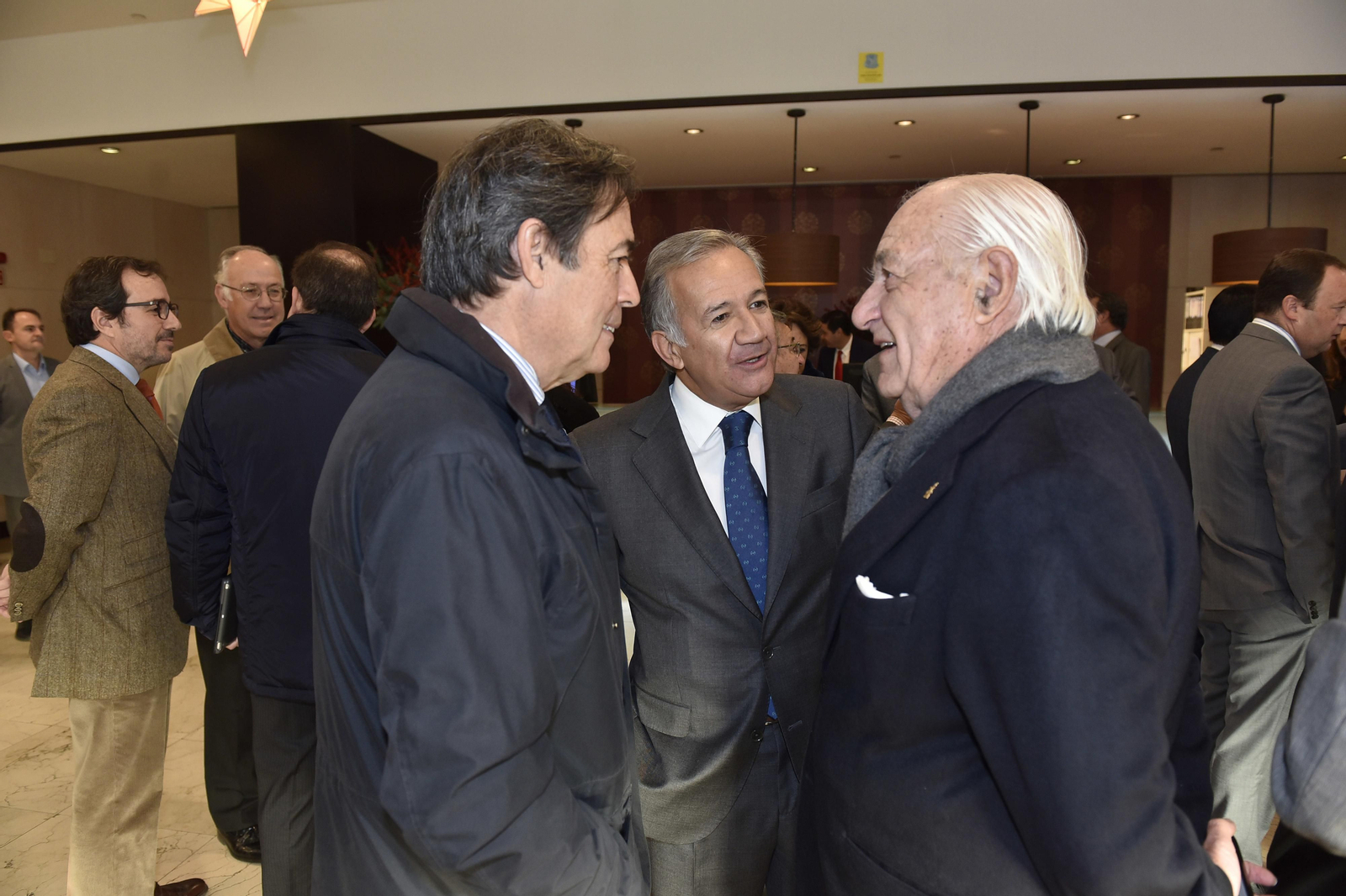 Ricardo Pumar, presidente de Inmobiliaria del Sur; Jorge Segura y Juan Ramón Guillén, presidente de Acesur.