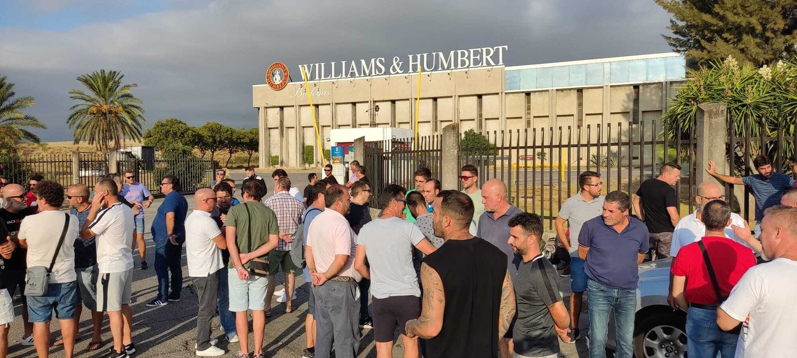 Varios trabajadores, a las puertas de las bodegas Williams & Humbert