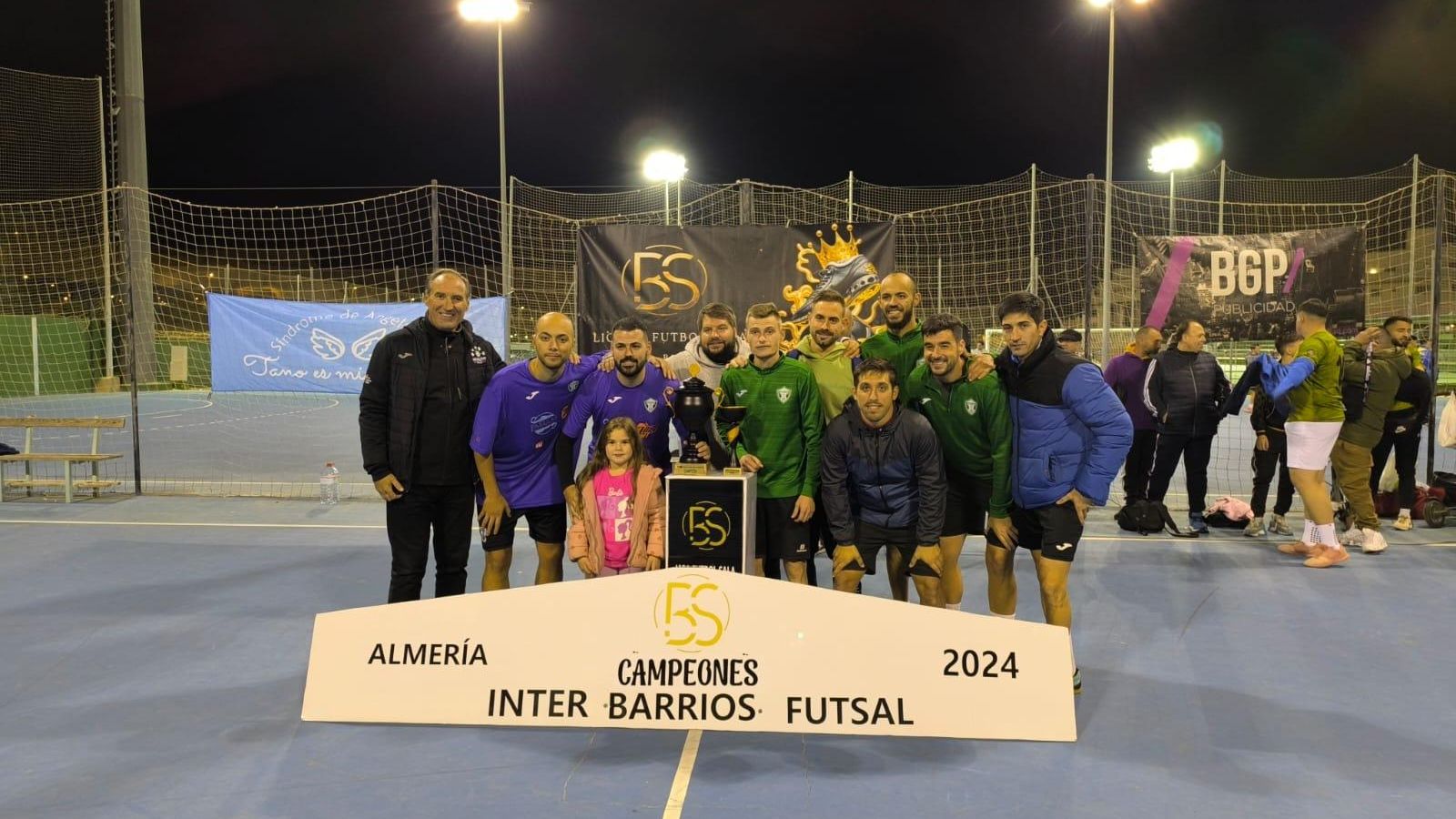 Los jugadores del barrio de El Quemadero posan con el título de campeón tras imponerse en la final.