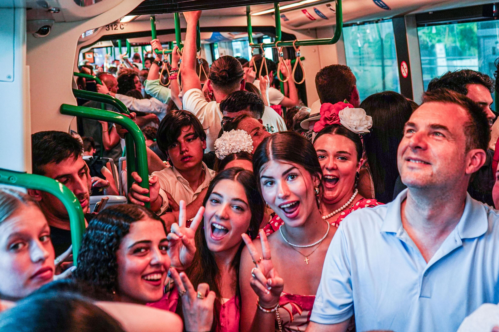 Una unidad del Metro, repleta de viajeros la mayoría con destino al Ferial Una unidad del Metro, repleta de viajeros la mayoría con destino al Ferial