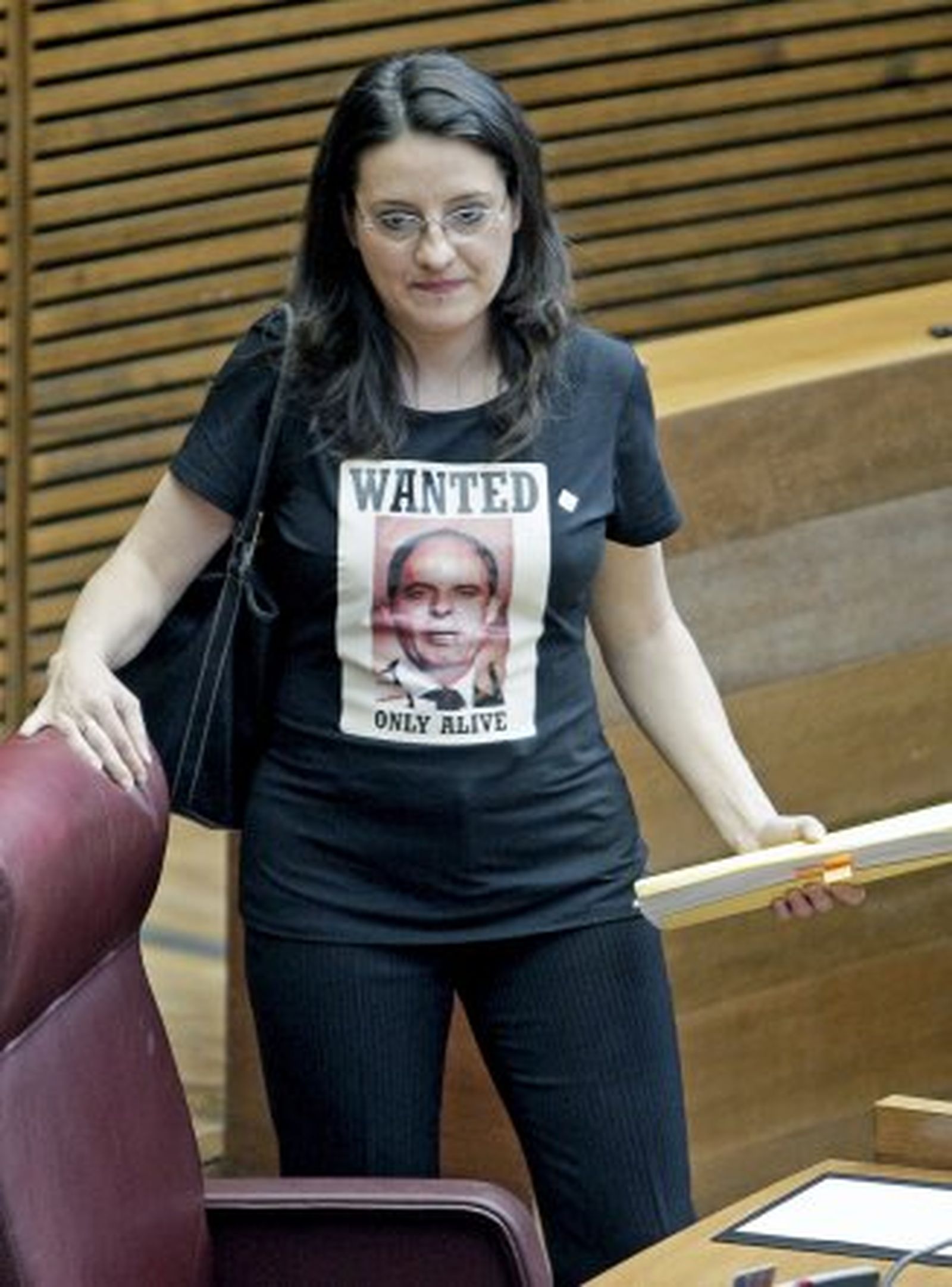 Suspenden un pleno en las Cortes valencianas por una camiseta contra Camps