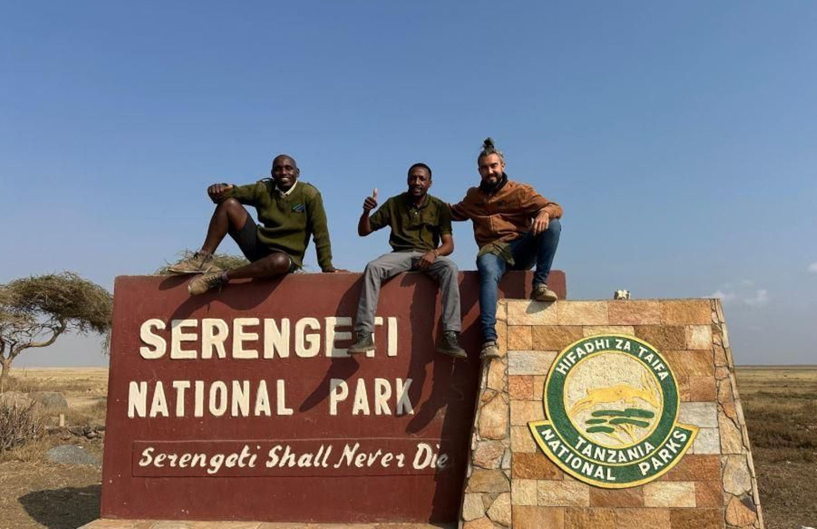 Luis Rodríguez Mateos, con compañeros de Major Treks and Safari.