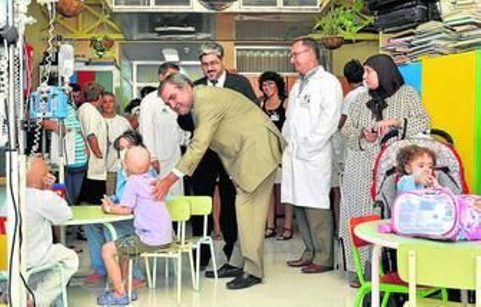 José Jaime Mougan y Tomás Martínez hablan con algunos niños del aula hospitalaria.