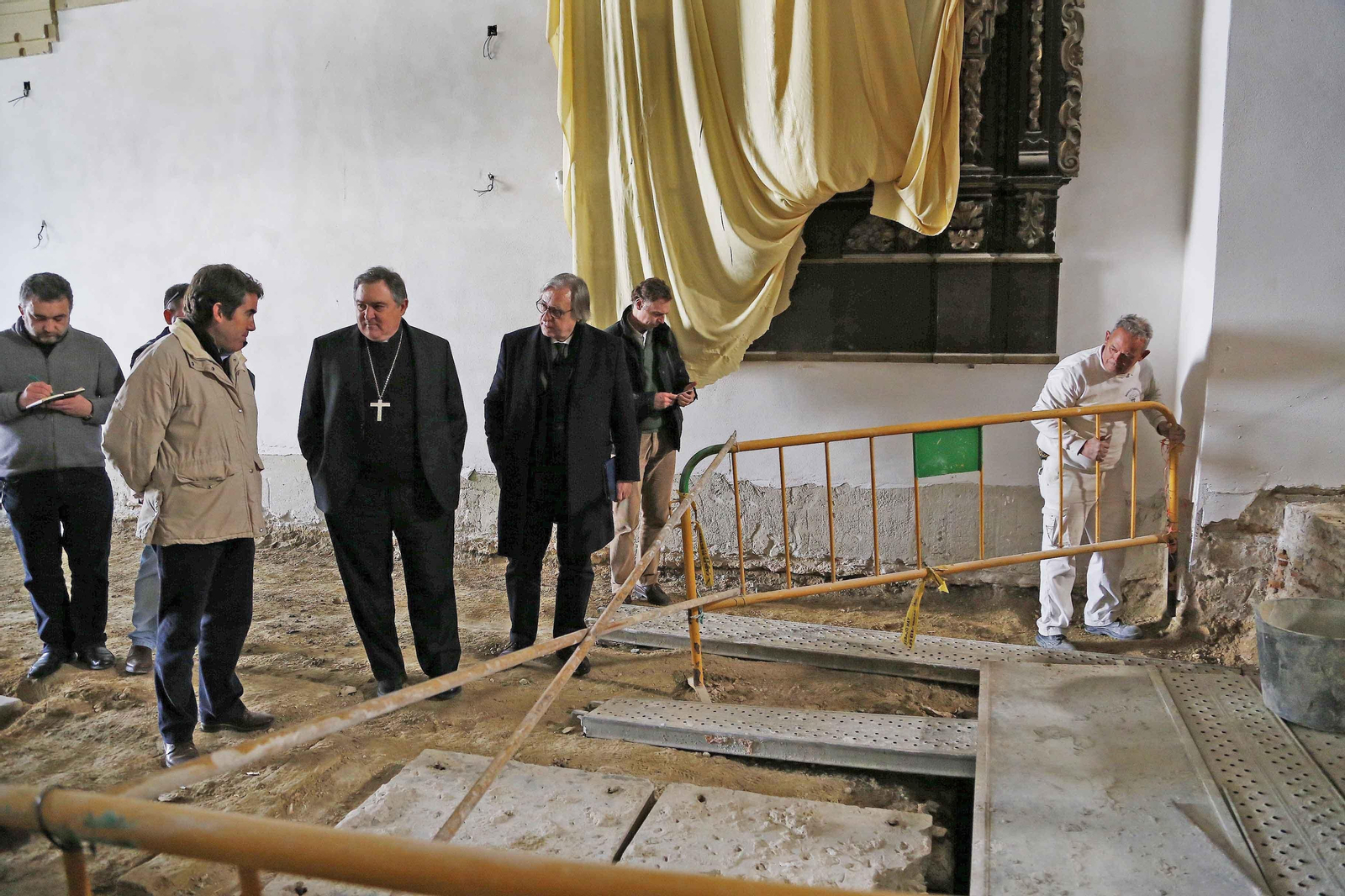 Momento de la visita de José Mazuelos a la ermita de San Telmo.