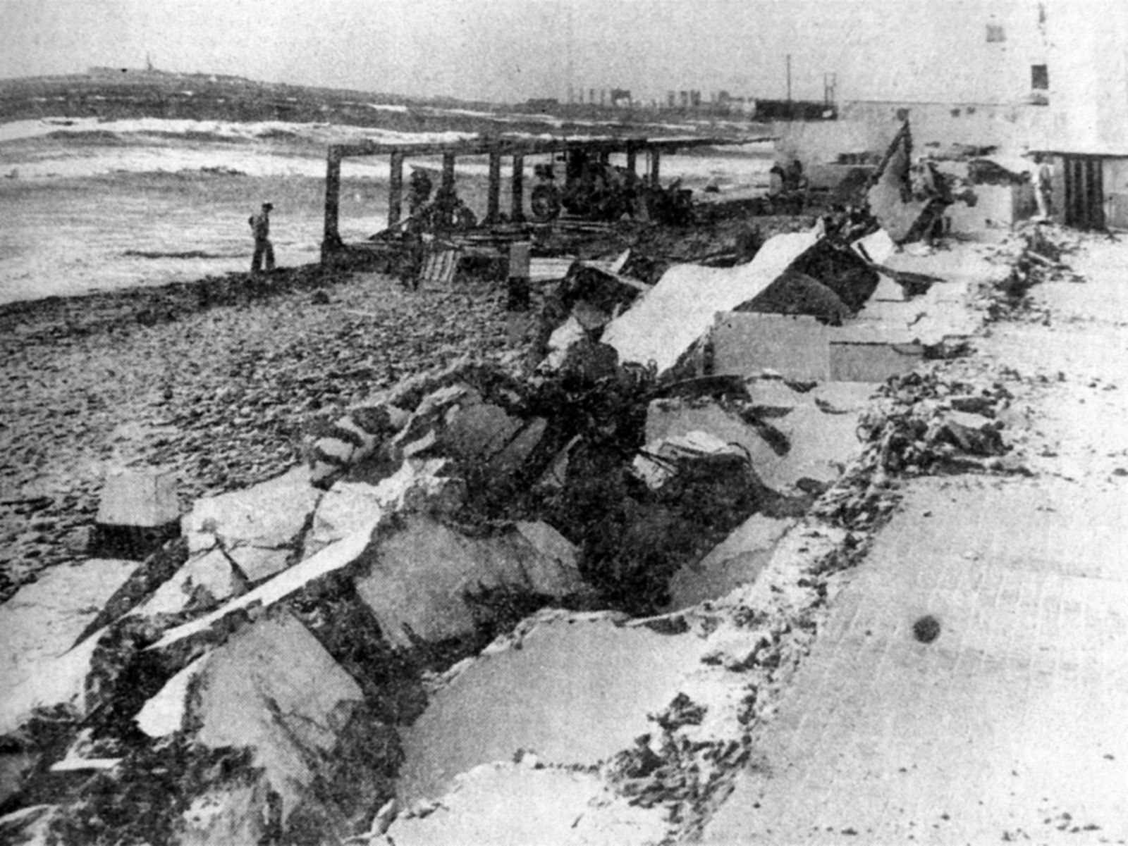 Imágenes con historia de la playa de Cádiz. Con y sin casetas