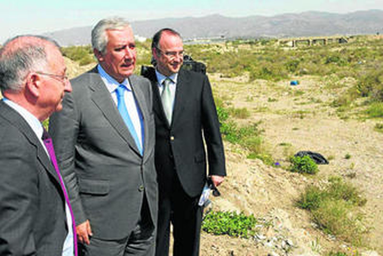 Gabriel Amat, Javier Arenas y Luis Rogelio Rodríguez-Comendador, en una visita a los terrenos de la Junta en El Toyo.