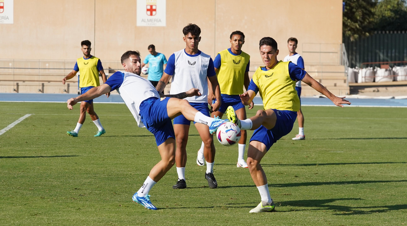 Embarba y Arribas disputan un balón en el entrenamiento del viernes Embarba y Arribas disputan un balón en el entrenamiento del viernes