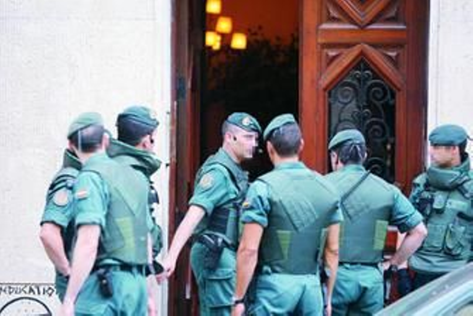 Miembros de la Guardia Civil frente a un domicilio de Bilbao durante la operación antiterrorista llevada a cabo el sábado.