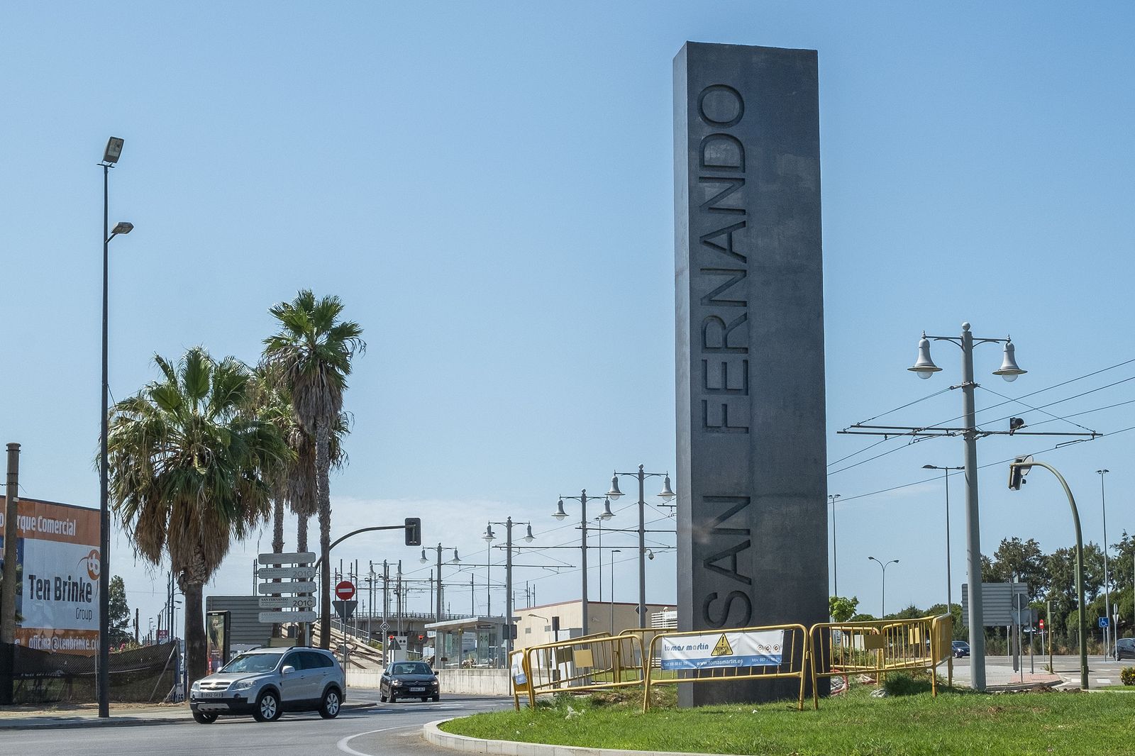 Monolito que se ha instalado en la rotonda de la fuente Tusquets.