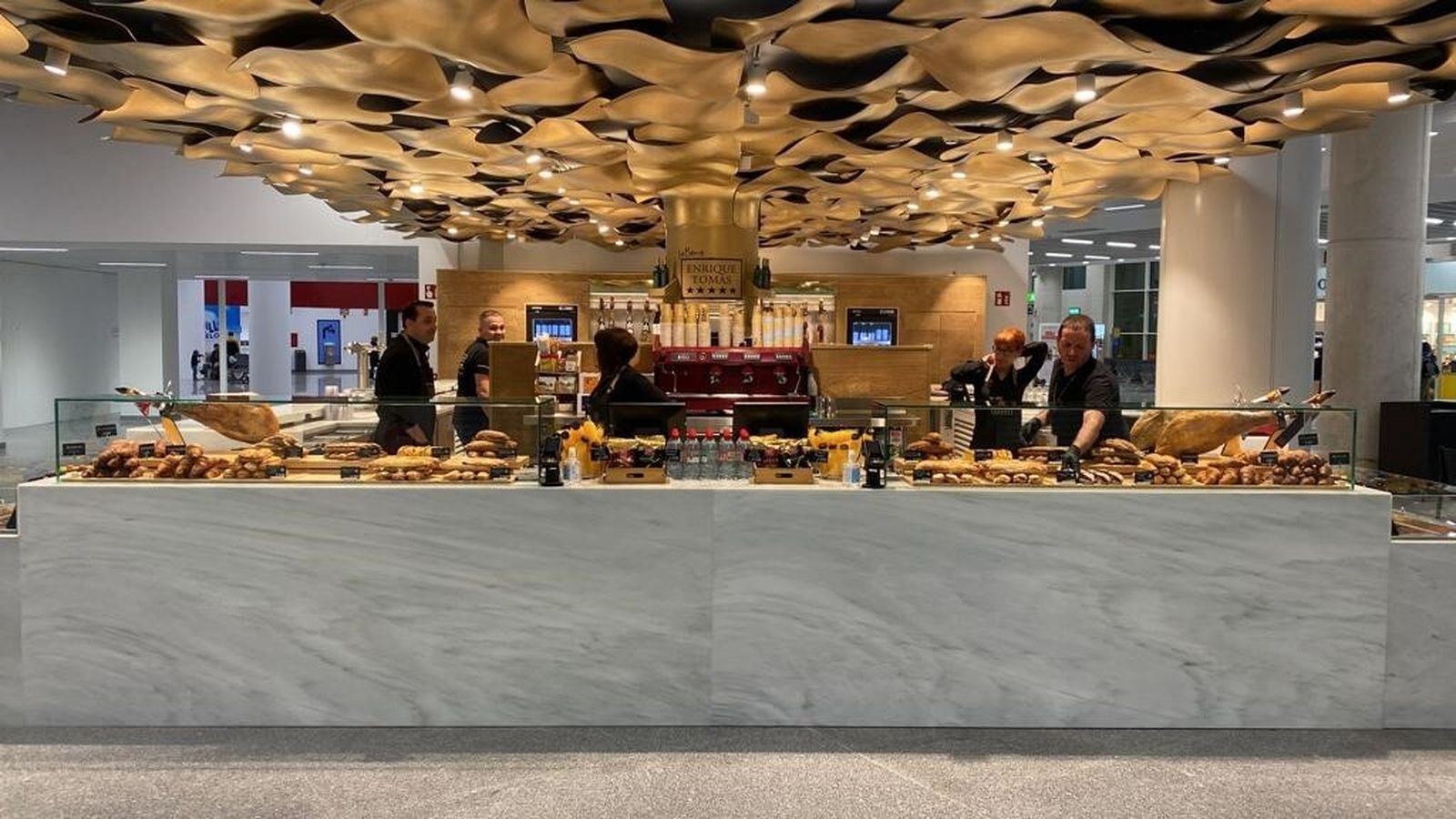 La firma Enrique Tomás, dedicada a colocar el jamón ibérico entre las joyas gastronómicas mundiales, ya tiene tres locales en el aeropuerto de Sevilla.