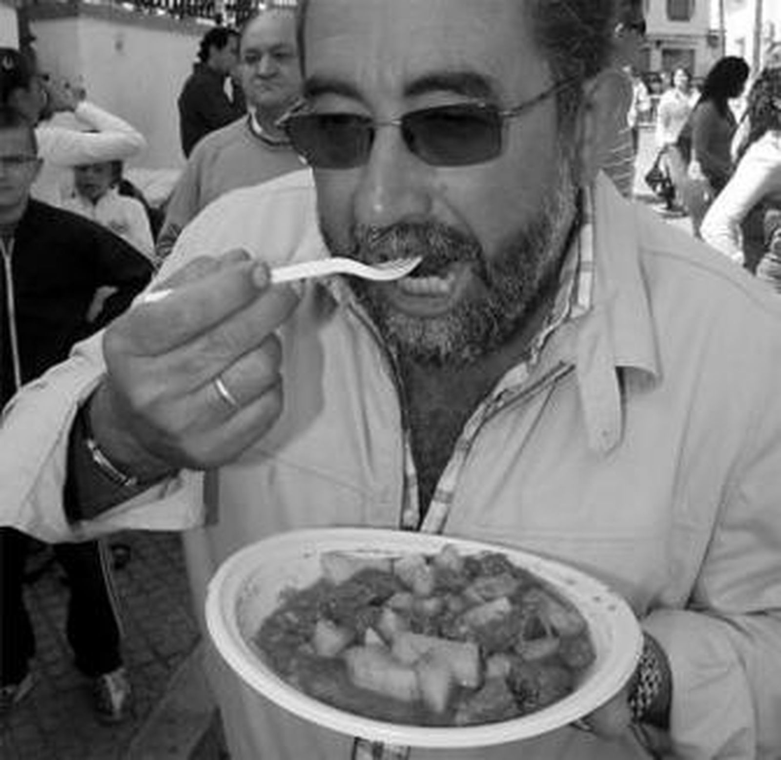 Un hombre degusta una plato de 'papas con carne'.