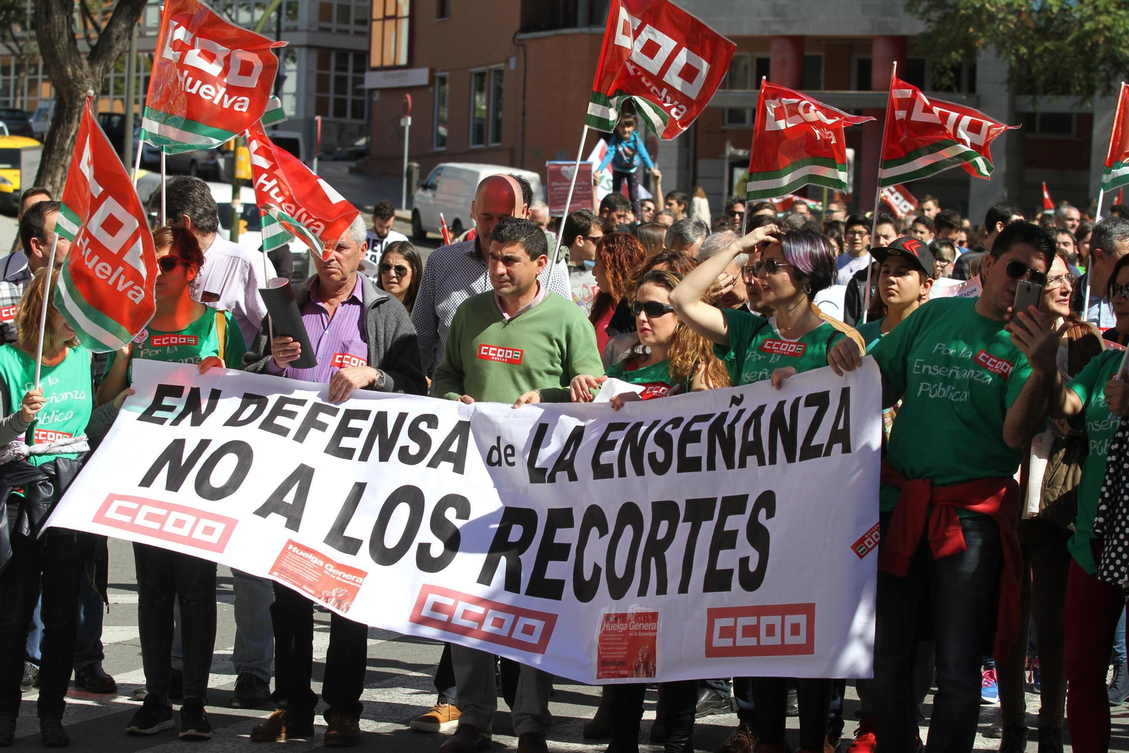 Imágenes  de la manifestación contra la Lomce en Huelva