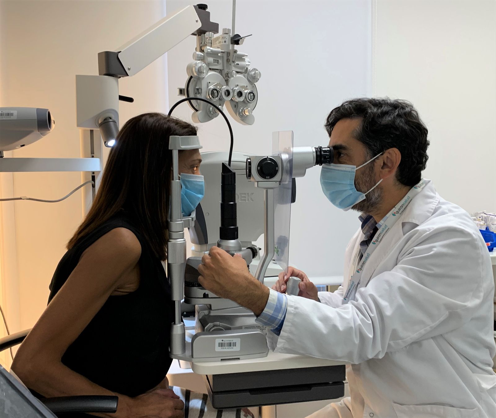 El doctor Rafael Giménez en consulta con una paciente.