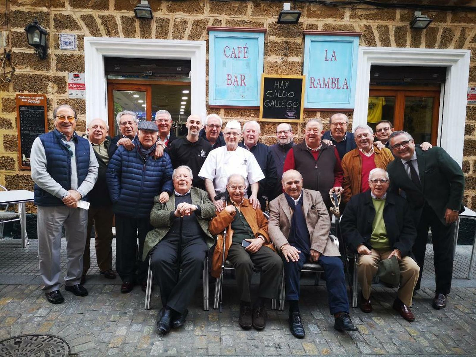 Los hosteleros Eduardo y Sergio Ares con Pepe Vázquez, Juan Ramón Cirici, Pepe Bote, Eduardo Grimaldi, Juan Quiñones, Juan Lamet, Ignacio Moreno, Alfonso Domecq, José María Otero, Benito Moral, Juan Carlos Lacave, Enrique Maestre, Alejandro Delgado, Nono Copano, Eduardo Grimaldi y Francisco Orgambides.