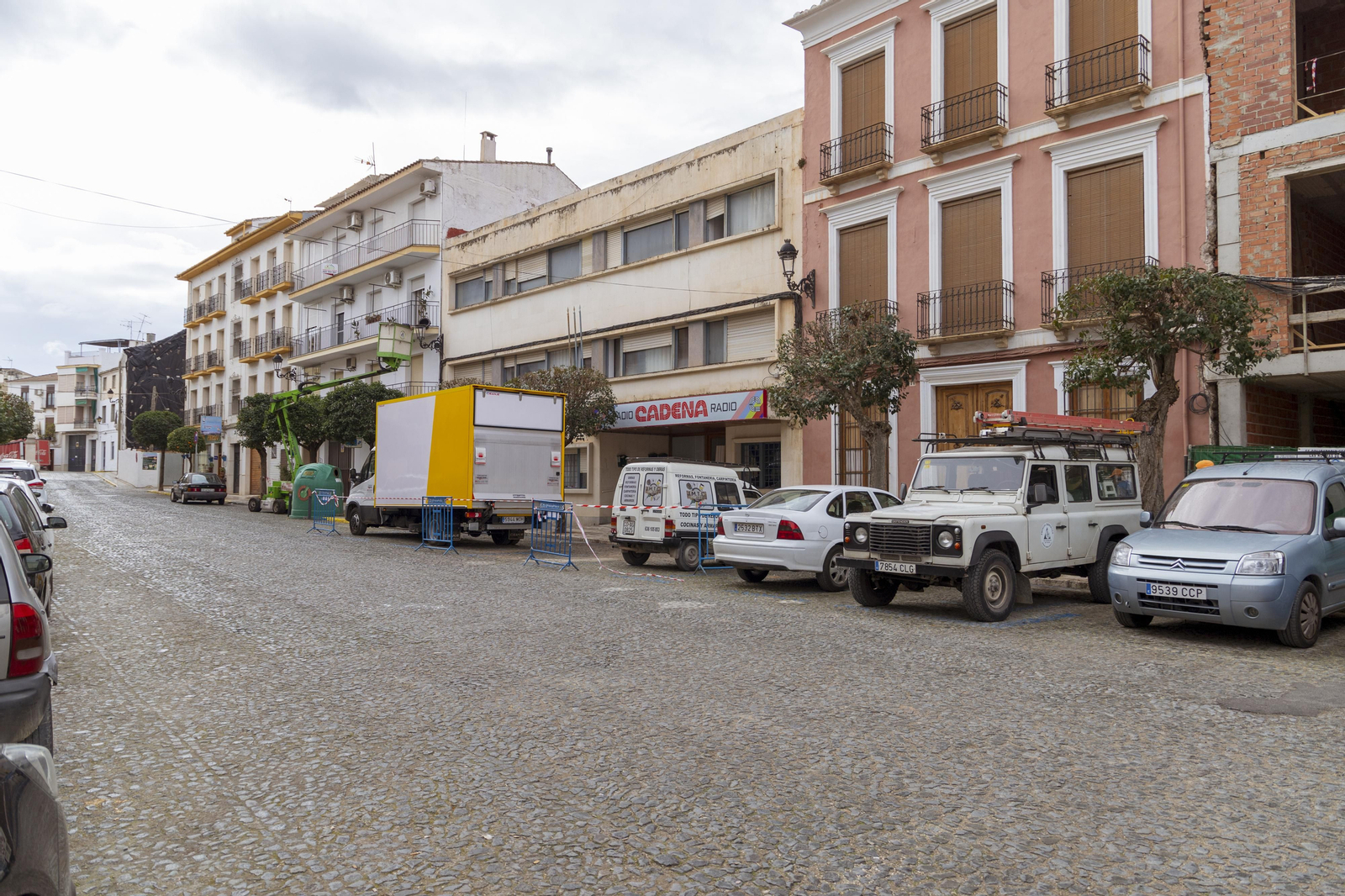 Los vehículos de la grabación cinematográfica empiezan a llegar a Priego de Córdoba.