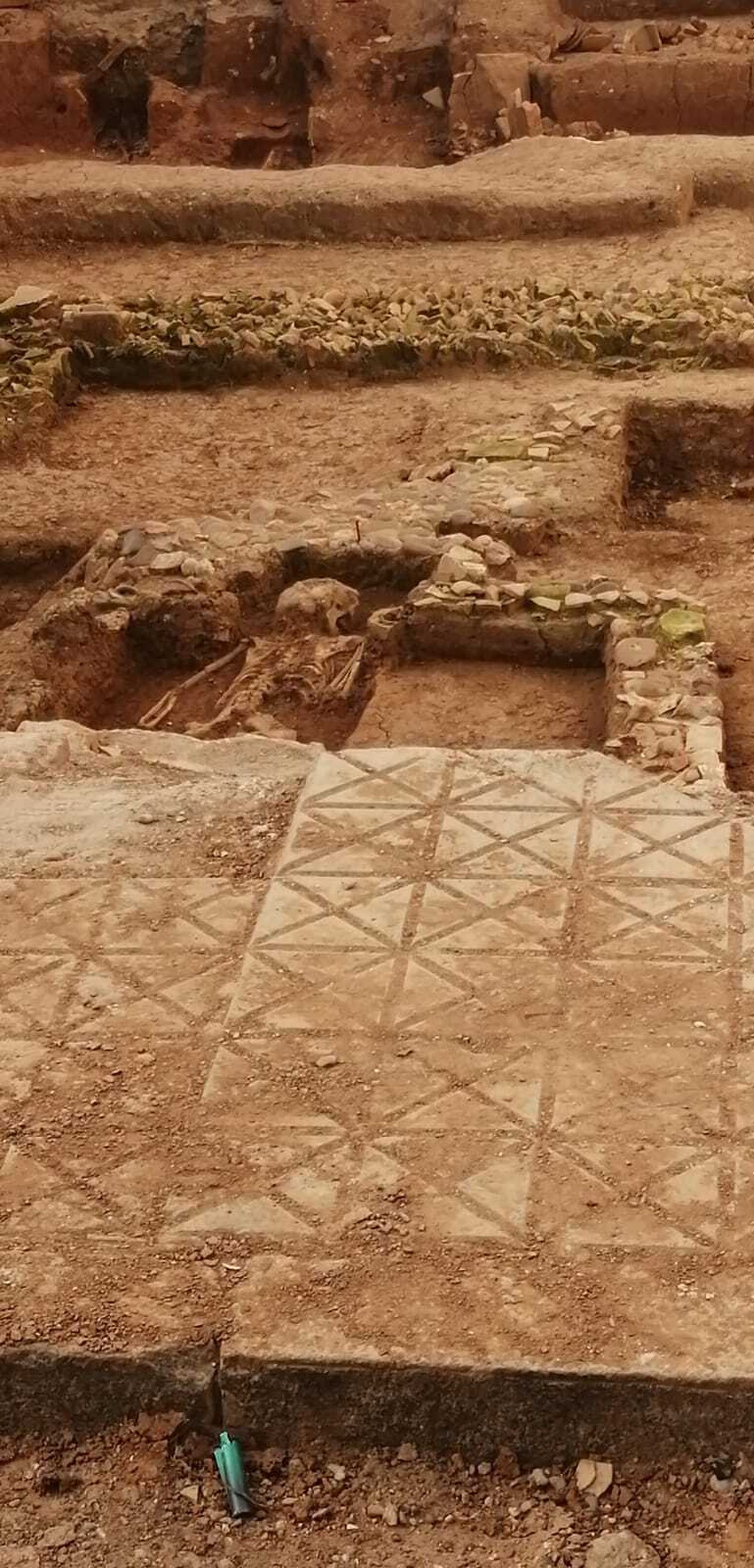 El cadáver que se han encontrado en el solar de la calle Santa María.