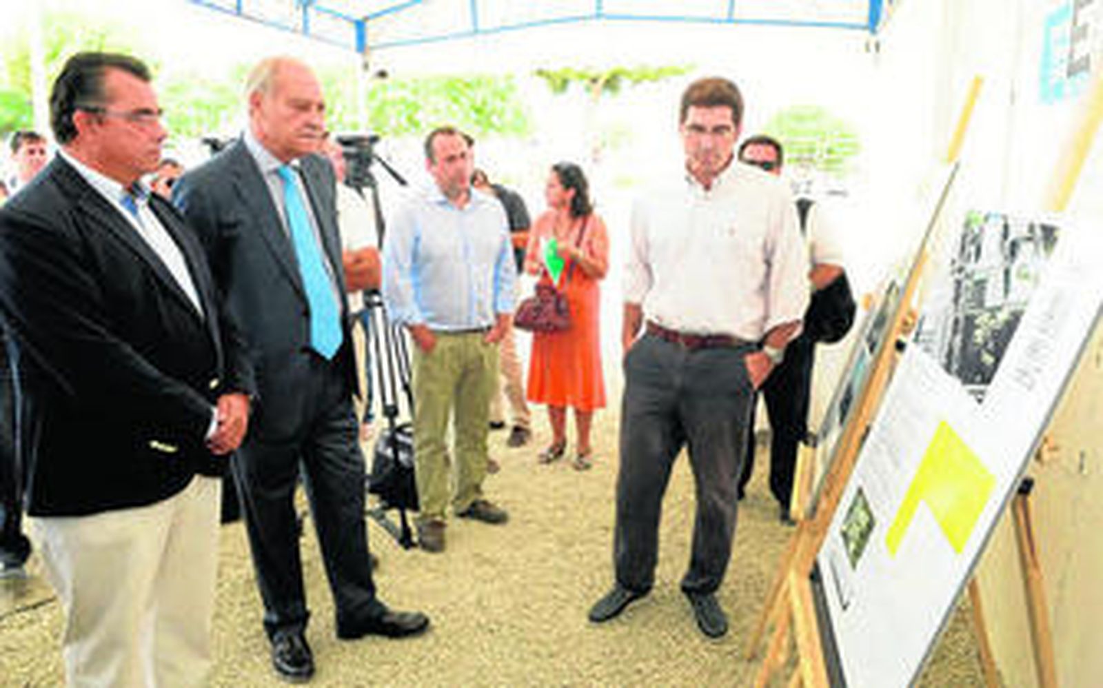 El delegado de la Zona Franca, el alcalde y responsables de las empresas participantes en el proyecto, ayer en Las Salinas.