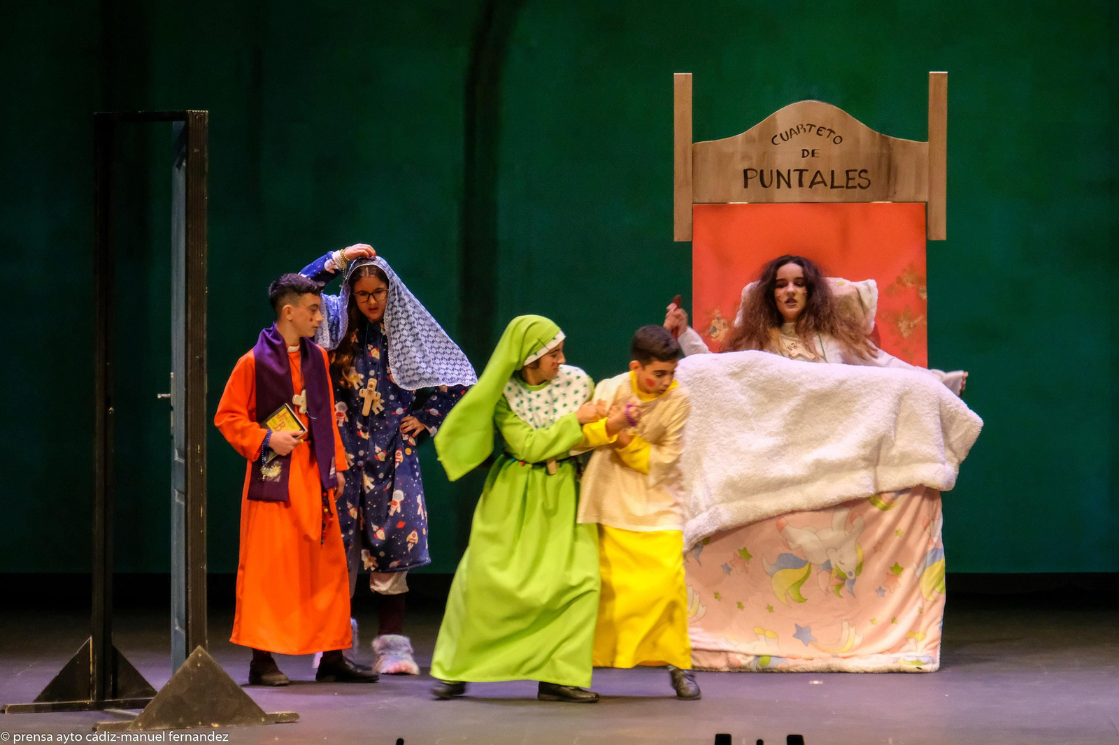 Cuarteto Un cura, una madre, la niña del exorcista y dos que quieren ser catequista.