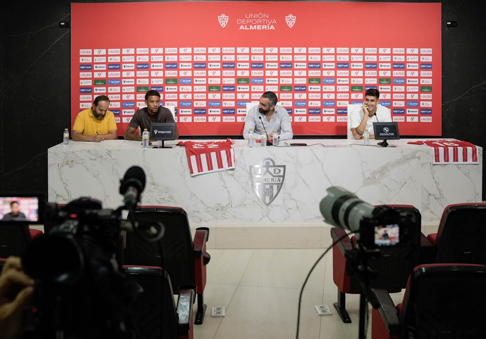 Las imágenes de la presentación de Marcos Luna y a Chirino UDA en Almería