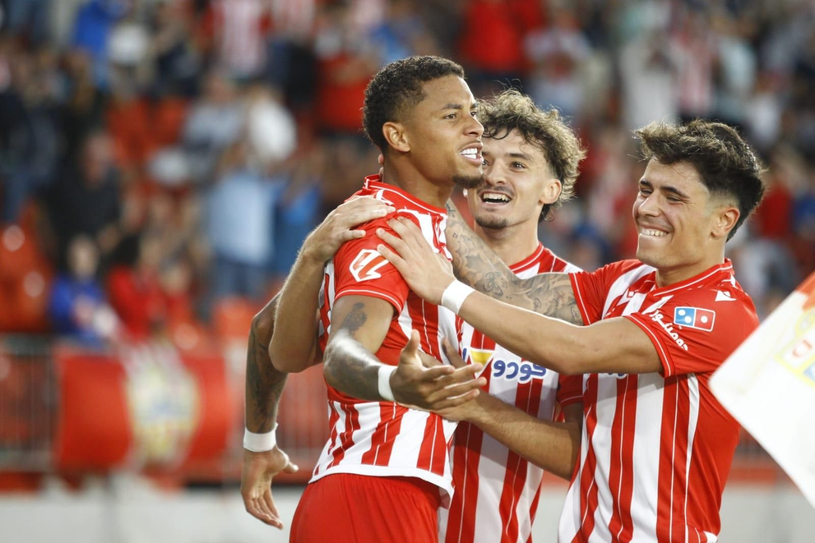 Chirino festeja con Gui y Melamed el 1-0, logrado en una plástica acción personal