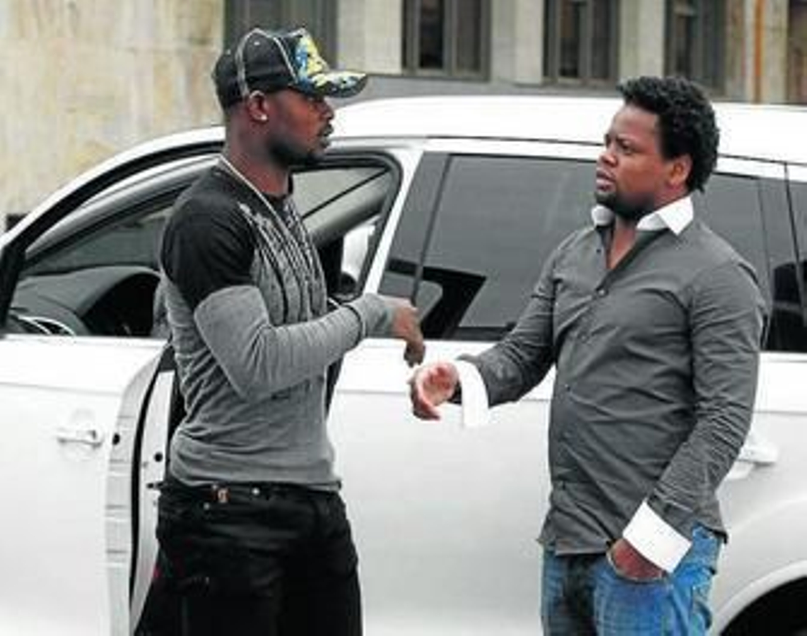 Emana saluda a un familiar antes del acto de ayer.