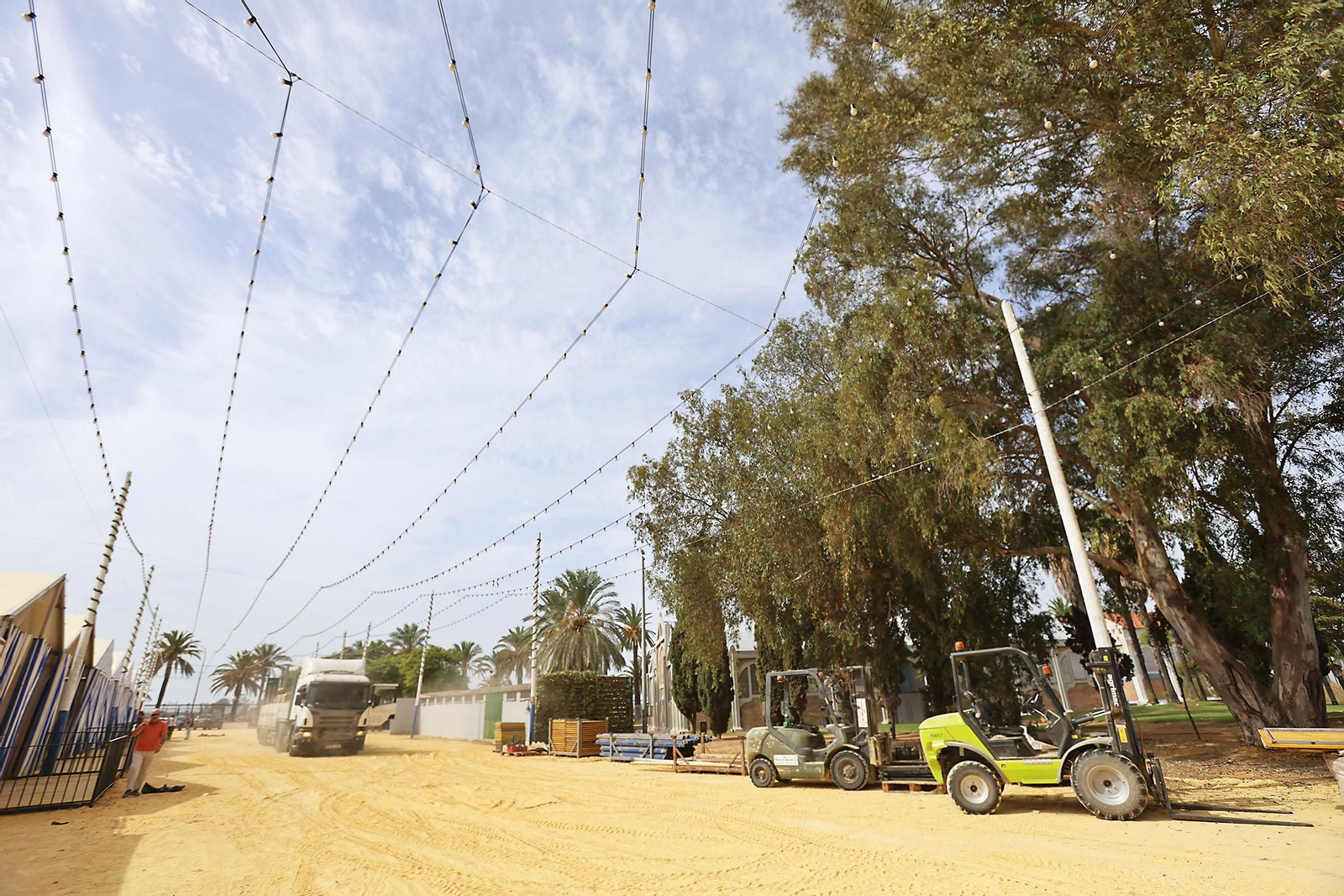 Imágenes de los preparativos en el recinto de la Feria del Caballo 2024