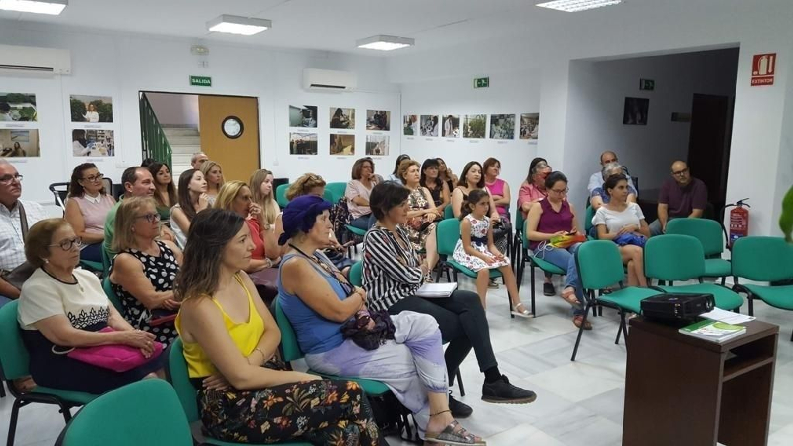 Vecinas en la inauguración.