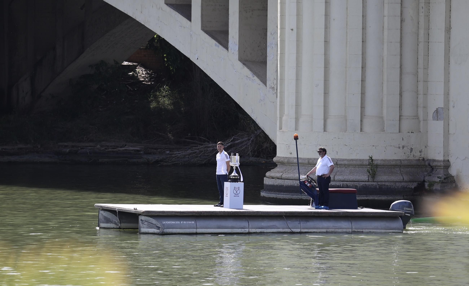 El presidente de la Junta de Andalucía recibe la Copa del Rey e inaugura la exposición "Los reyes de la Copa"