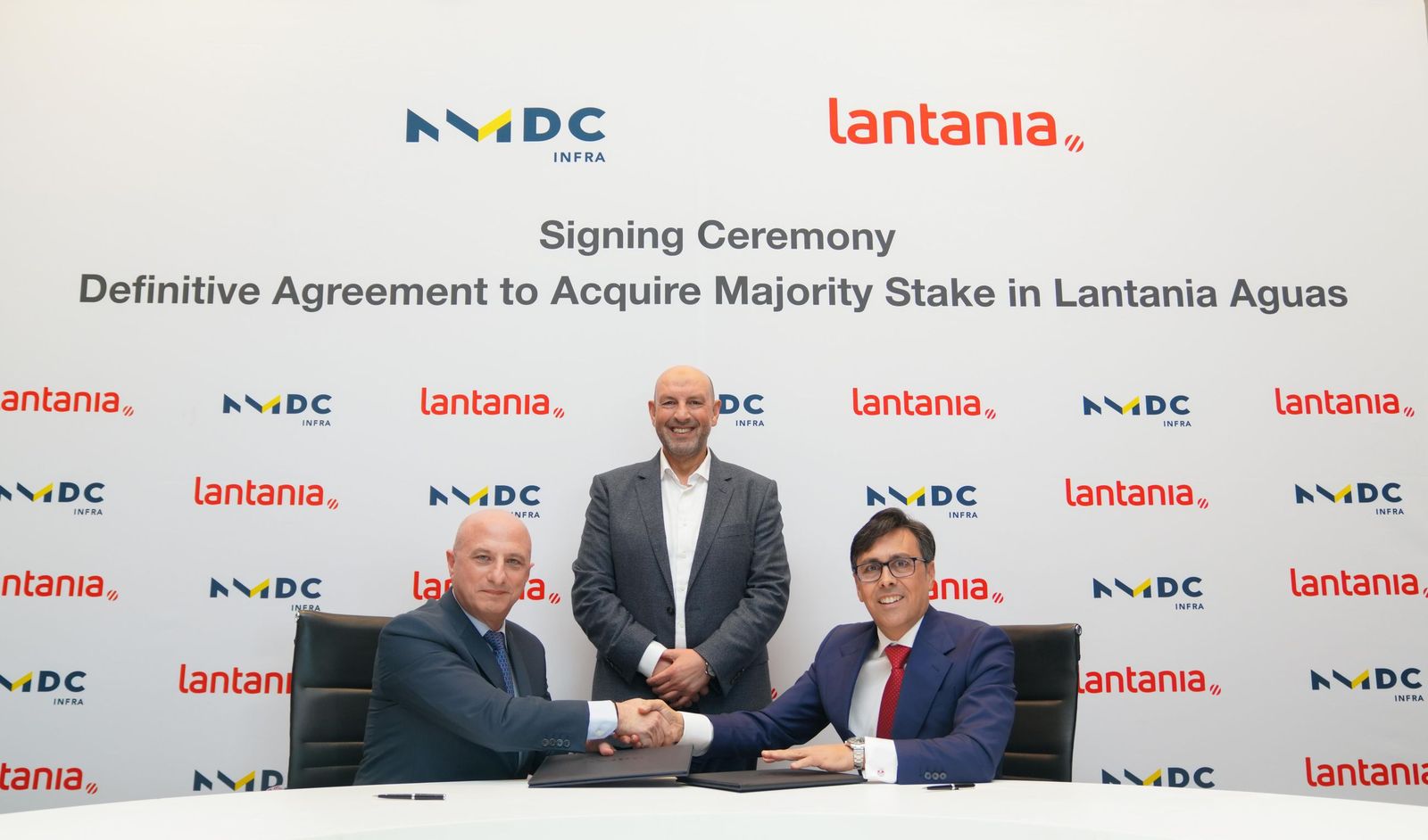 Firma del acuerdo por Haris Giatsos, consejero delegado de NMDC Infra, y Federico Ávila, presidente de Lantania, acompañados por Yasser Zaghloul, consejero delegado de NMDC Group.