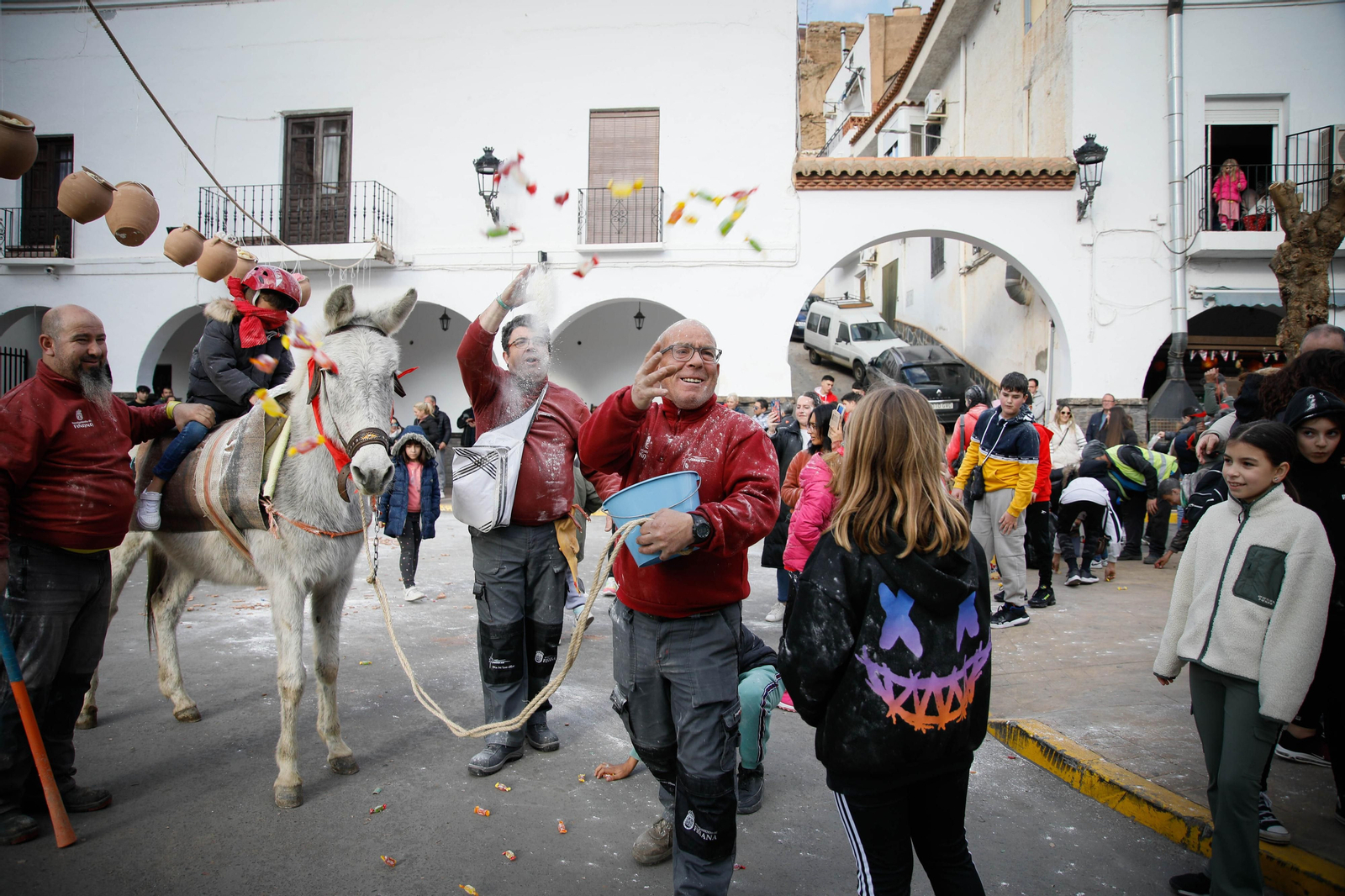 Las mejores imágenes del cierre de fiestas en Fiñana con "Las Ollas"