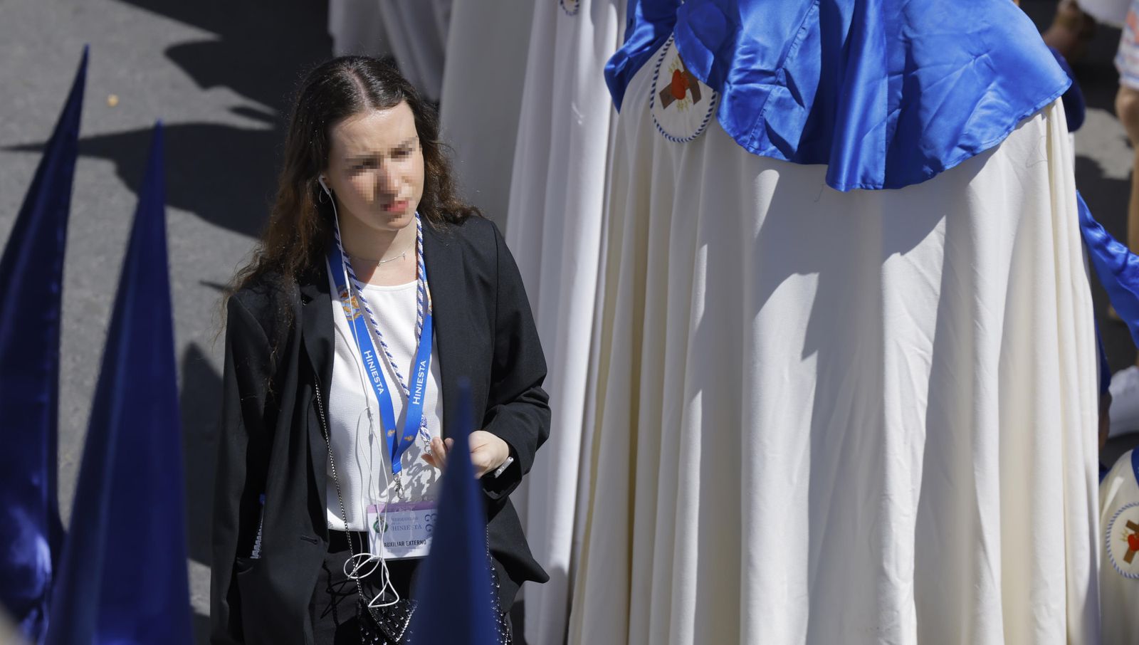 Auxiliar con pinganillo.