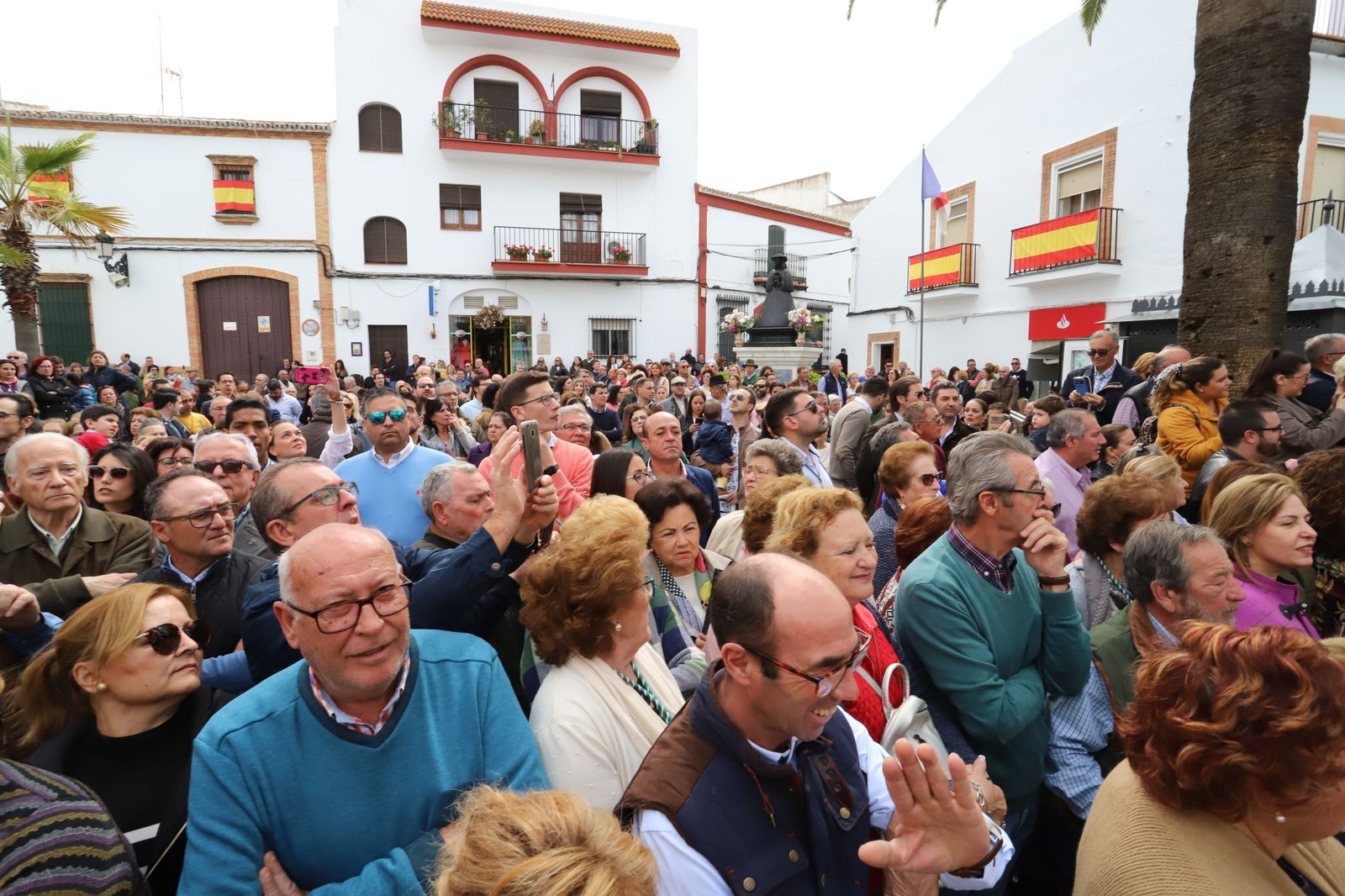 Imágenes de la misa de la Hermandad del Rocío de Huelva ante la Virgen del Rocío