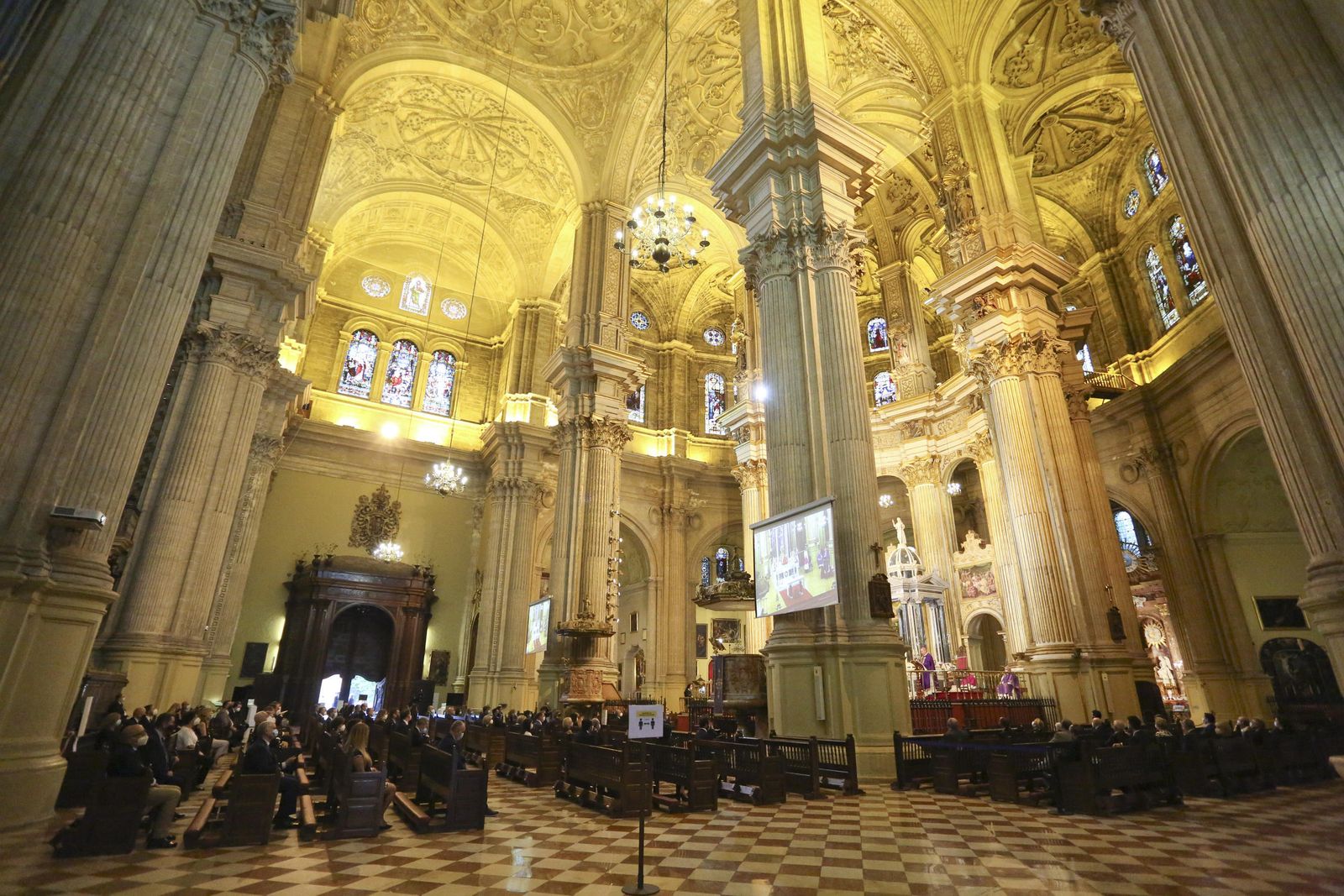 Las fotos del funeral en la Catedral de Málaga por los fallecidos con coronavirus.