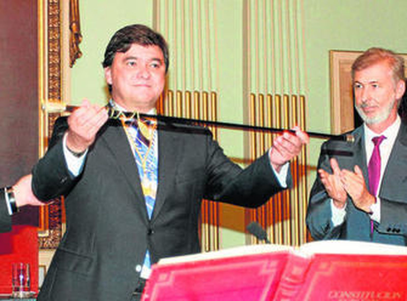 El socialista Gabriel Cruz toma ayer el bastón de la Alcaldía de Huelva.