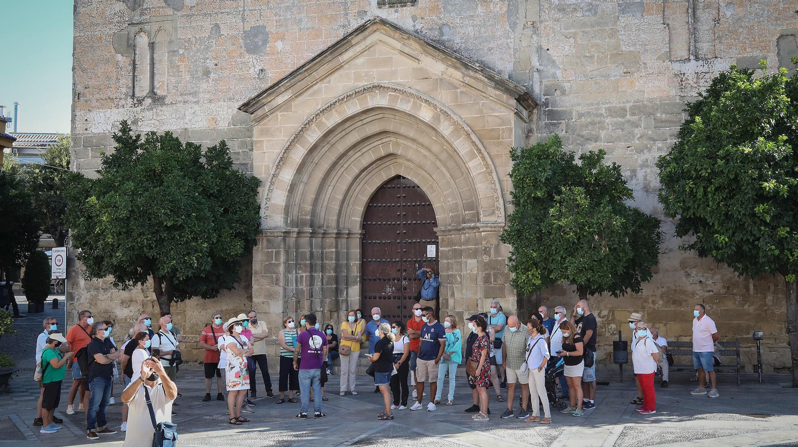 Turistas en la plaza de la Asunción, ayer miércoles.