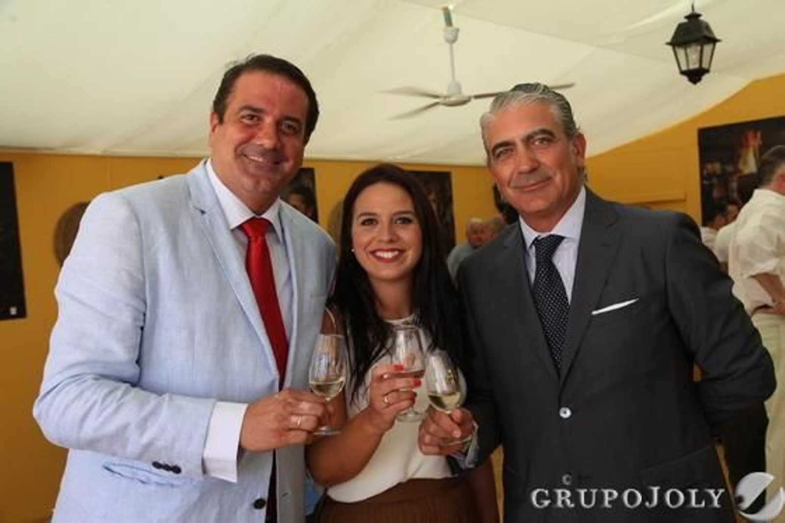 Miguel Chaves y José Manuel Chaves, representantes de Seisdoble, brindan con la comercial de este medio, Marisa López.

Foto: Vanesa Lobo