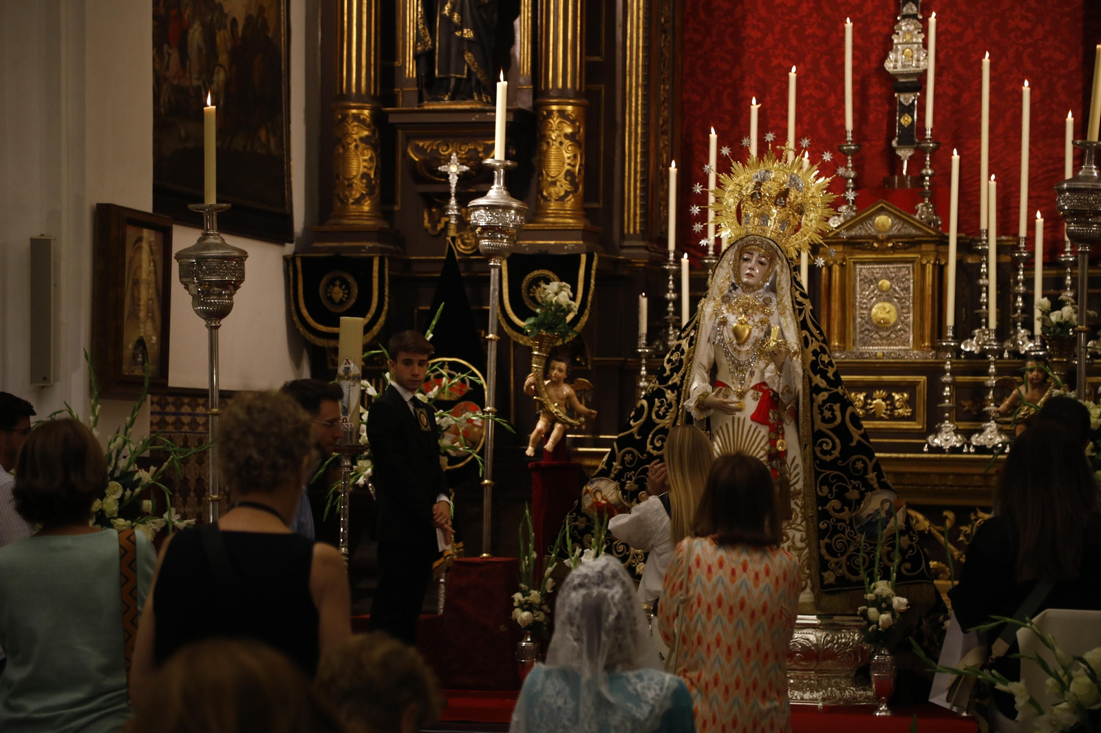 El besamanos extraordinario de la Virgen de los Dolores de Córdoba, en imágenes