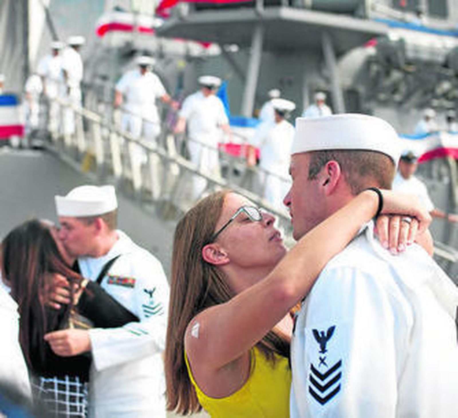 Dps marineros del 'USS Carney' besando a sus parejas al bajar del barco en Rota.