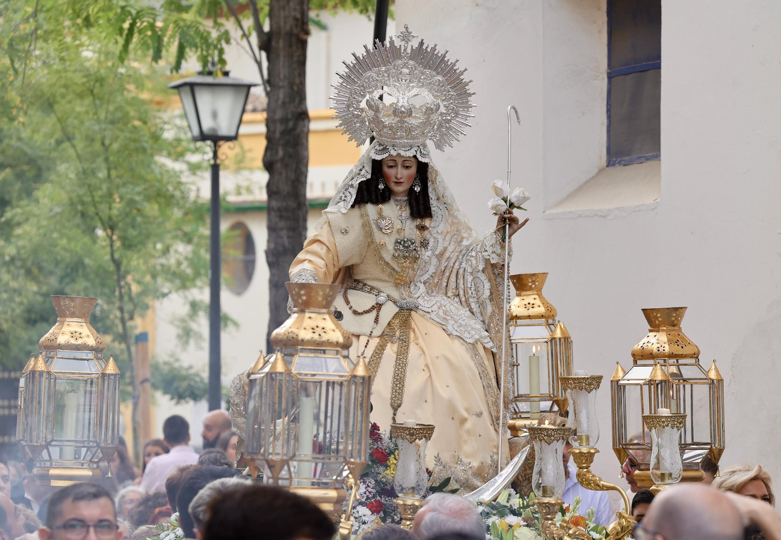 El traslado de la Pastora de Santa Marina a la parroquia de San Pedro, en imágenes